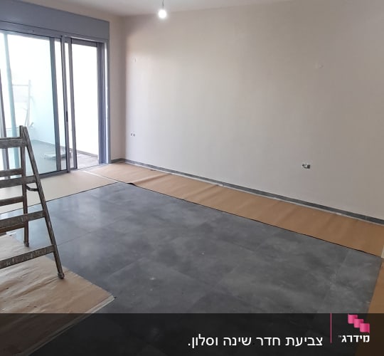 סולם וחיפוי רצפה בחדר לקראת צביעה